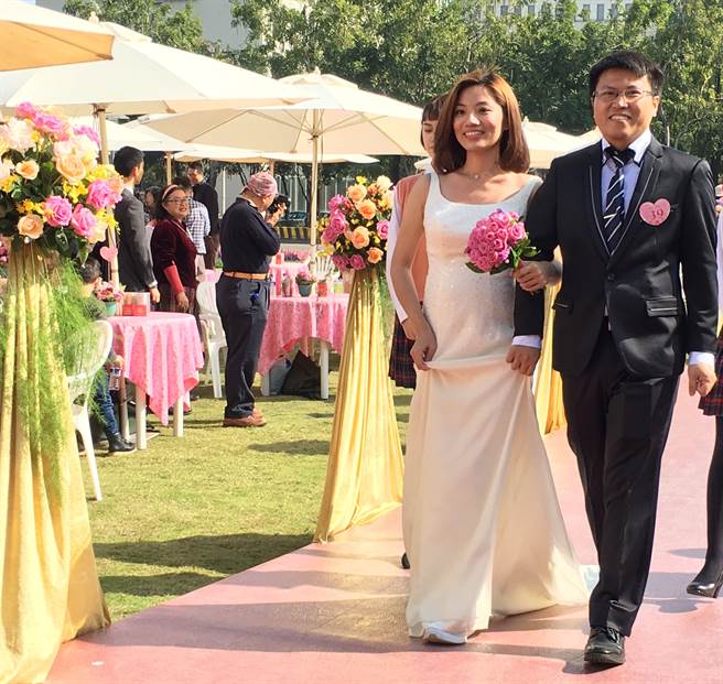 嘉義永豐當鋪每日新聞|-嘉義市40對新人集團結婚 班對、打火情侶變夫妻
