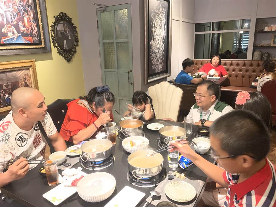嘉義家扶中心受扶助親子接受里米食鍋免費招待吃火鍋美味。